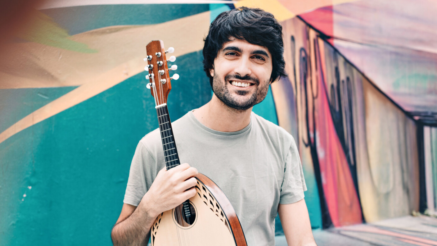 Außer Mandoline spielt Alon Sariel auch Laute, Barockgitarre, Oud und andere Zupfinstrumente