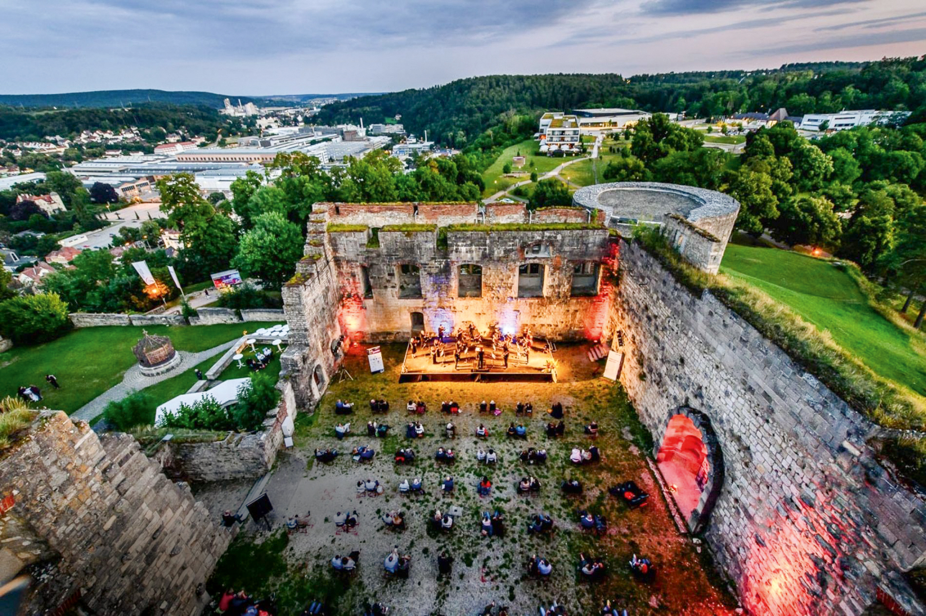 Ein Hauch von Glyndebourne weht durch die Rittersaal-Ruine auf Schloss Hellenstein in Heidenheim