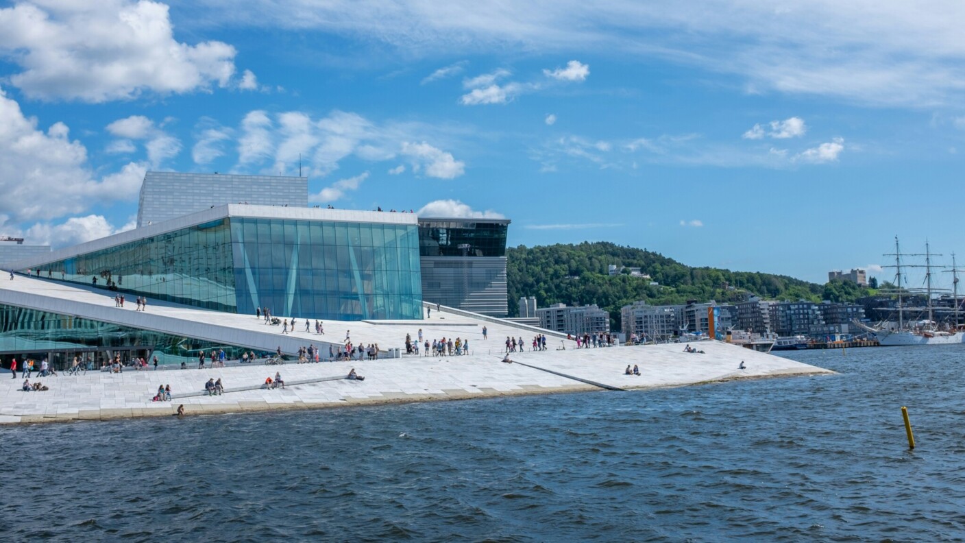 Einfallsreiche Spielpläne, spektakuläre Architektur: Auch außerhalb Deutschlands gibt es wahre Juwelen unter den Opernhäusern, etwa Den Norske Opera in Oslo