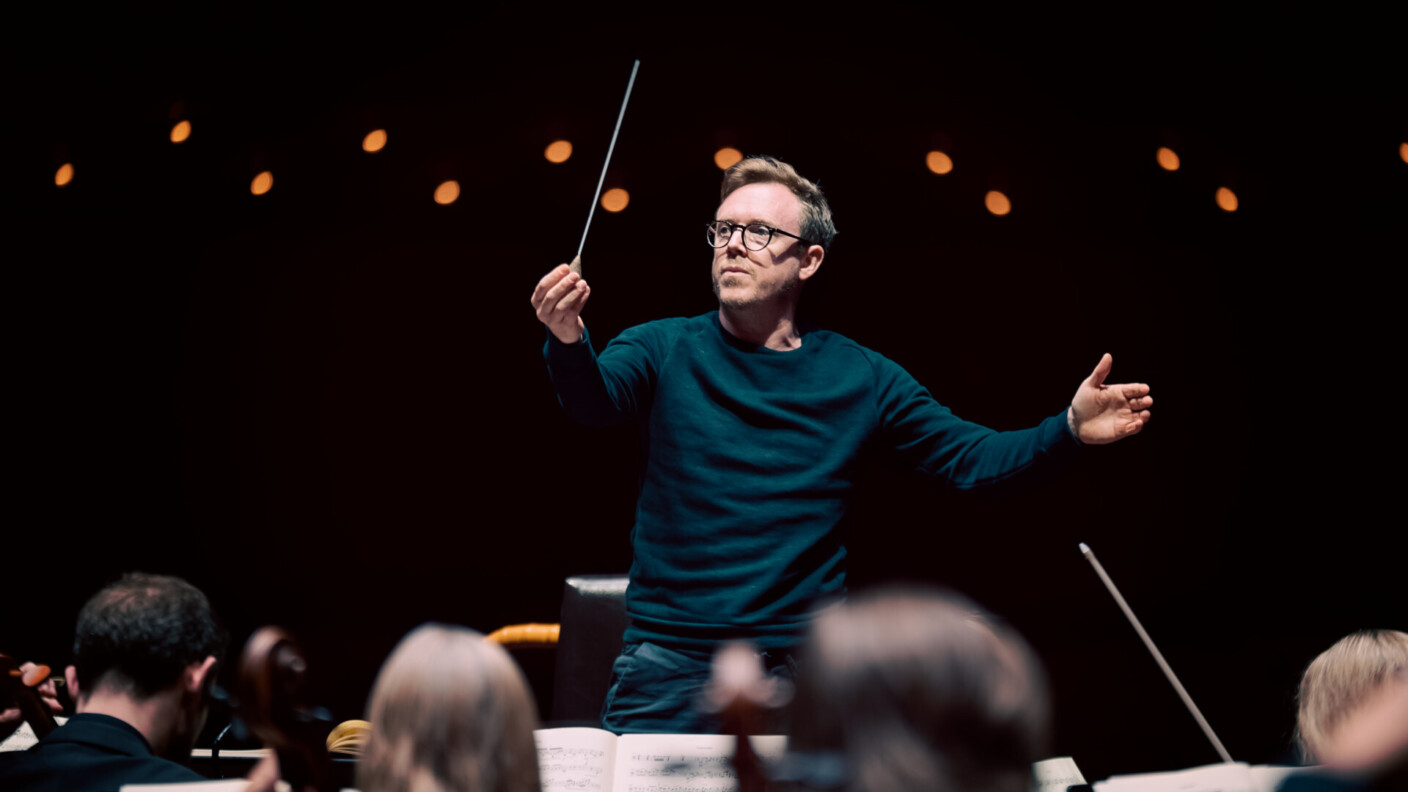 Daniel Harding prägt als Chefdirigent das Profil des Orchestra dell’Accademia Nazionale di Santa Cecilia seit der Saison 2024/25.