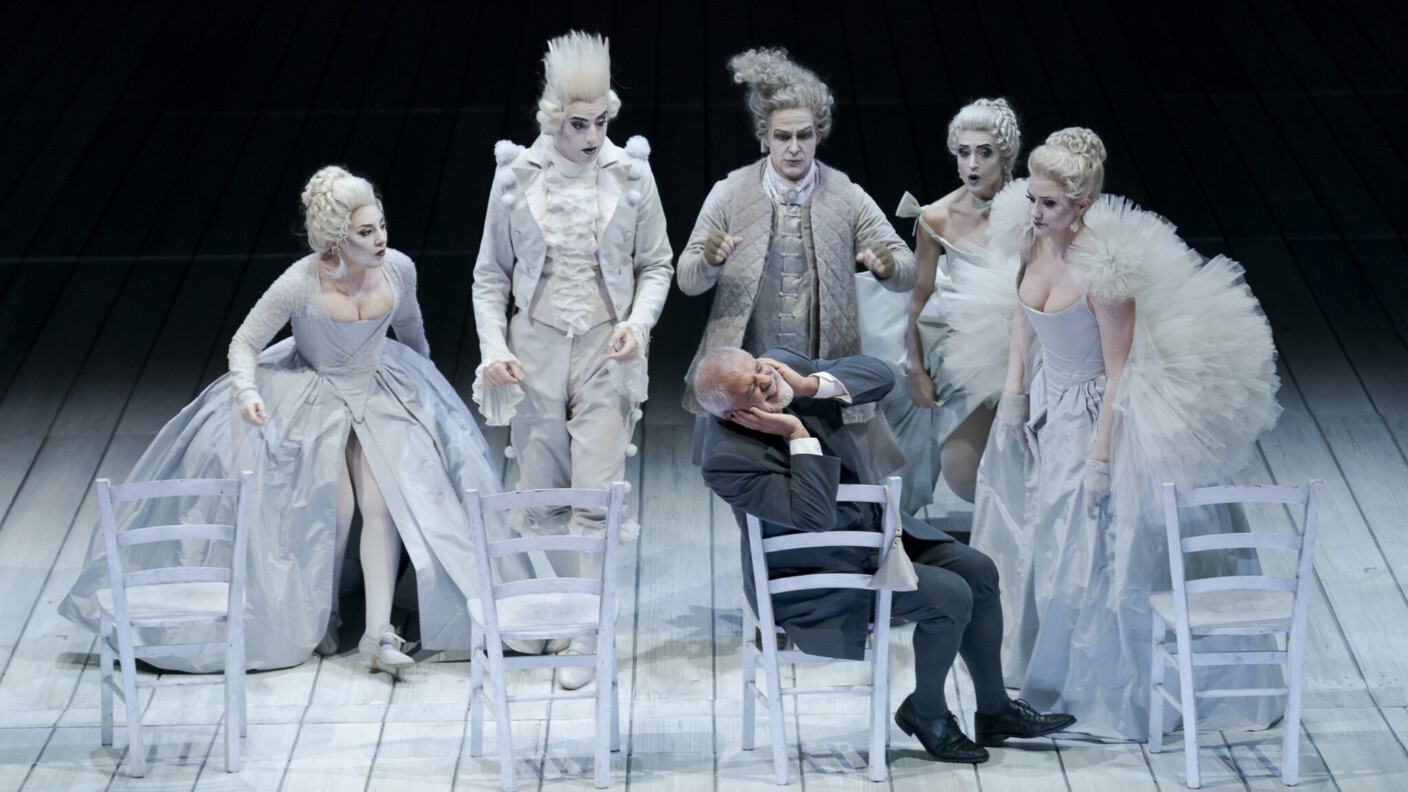 Ironie und Elegenz gehen in Laurent Pellys Inszenierung von „L’Opera seria“ am Musiktheater an der Wien Hand in Hand