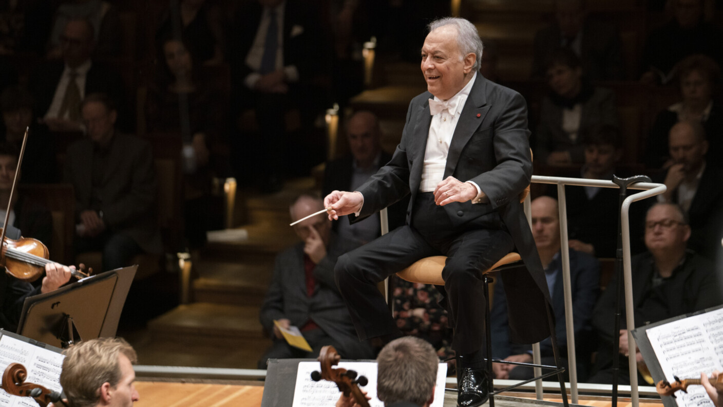 Zubin Mehta wurde 1936 im damaligen Bombay geboren, wo er mit 16 Jahren erstmals das Orchester seines Vaters Mehli leitete. Zwei Jahre später kam er für sein Studium nach Wien