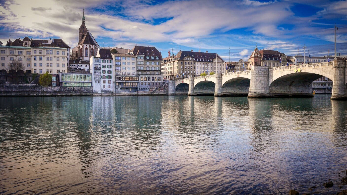 Die historische Mittlere Brücke über den Rhein in Basel